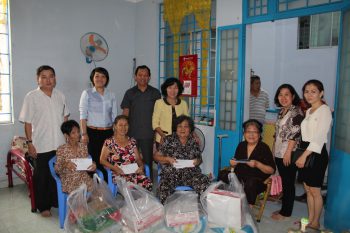 Thăm và tặng quà cho các hộ dân thuộc diện giải toả tại khu vực dạ lữ viện phường Cầu Kho