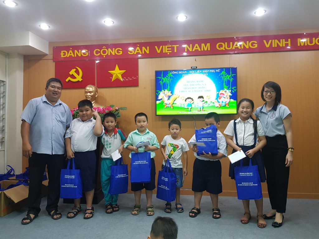 ĐÊM HỘI TRĂNG RẰM YÊU THƯƠNG VÀ TRAO HỌC BỔNG CHO CÁC EM HỌC SINH