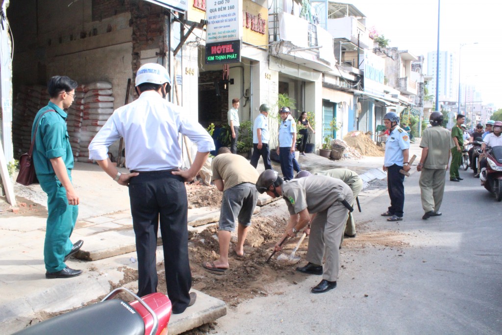 Ra quân lập lại trật tự lòng đường,vỉa hè trên toàn địa bàn phường